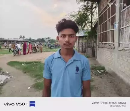 मनसाही :- मनसाही हॉट लीची बगान से दूध विक्रेता का मोटरसाइकिल चोरी।
मोटरसाइकिल चोरी होने की जानकारी देते दूध विक्रेता।