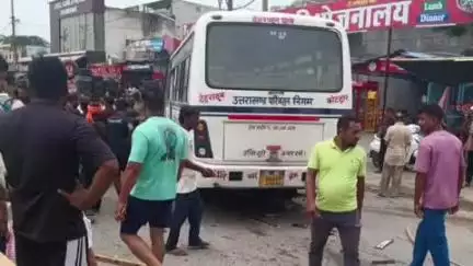 हरिद्वार: हरिद्वार नजीबाबाद हाइवे पर कांगड़ी के पास अनियंत्रित होकर बस ढाबे में घुसी, तोड़ा डिवाइडर