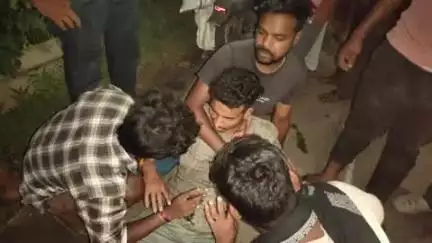 सरैयाहाट: सरैयाहाट/हंसडीहा थाना क्षेत्र के चंद्रदीप के पास ट्रक की चपेट में आने से बाइक सवार तीन लोग गंभीर घायल