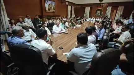 देपालपुर: गृह निर्माण सहकारी संस्थाओं की समस्याओं के समाधान के लिए कलेक्टर आशीष सिंह ने की बैठक
