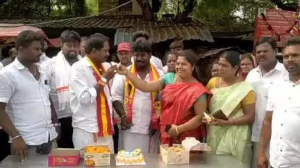 நல்லம்பள்ளி: இண்டூர் பேருந்து நிலையத்தில் விஜய் 51வது பிறந்தநாள் முன்னிட்டு கேக் வெட்டி பொதுமக்களுக்கு இனிப்பு வழங்கப்பட்டது.