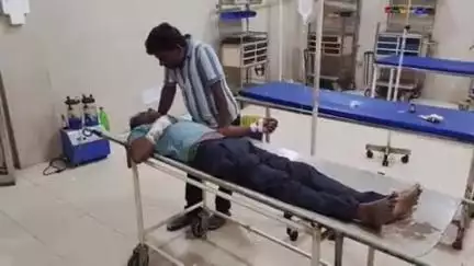 पडरौना: कसया में तेज रफ्तार मारुति कार की टक्कर से बाइक सवार हुआ घायल, जिला अस्पताल में भर्ती
