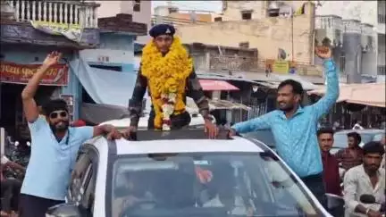 ब्यावर: कुशलपुरा में देश की सेवा करने वाले सैनिक का भव्य स्वागत, जुलूस में उमड़ा देशभक्ति का सैलाब