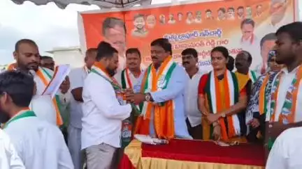 మేడ్చల్: కుత్బుల్లాపూర్ లో కాంగ్రెస్ పార్టీలో చేరిన యువకులు