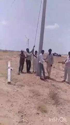 जैसलमेर: विधायक की जनसुनवाई का असर, लूणा कला गांव में टूटे हुए विद्युत तारों को पोल पर लगाने का कार्य हुआ शुरू