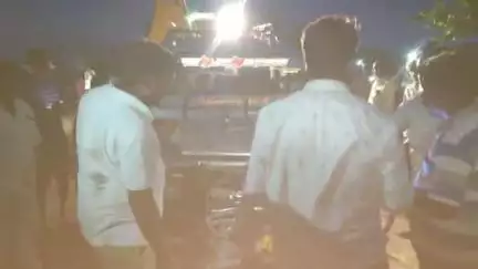 ಹೊಸಪೇಟೆ: ನಗರದ ಜಂಬುನಾಥ ರಸ್ತೆ ಬಳಿ ಚಾಲಕನ ನಿಯಂತ್ರಣ ತಪ್ಪಿ,ಹಾಸ್ಟೆಲ್ ಕಾಂಪೌಂಡ್ ಗೆ ಗುದ್ದಿದ ಕ್ರೂಜರ್ :ವಾಹನ ಮುಂಭಾಗ ನಜ್ಜು ಗುಜ್ಜು