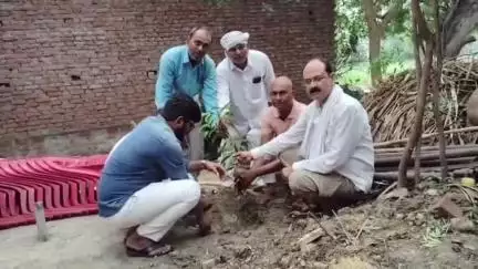 आज़मगढ़: सरदारपुर गांव में अटेवा ने मां के नाम और पुरानी पेंशन के लिए श्रद्धांजलि कार्यक्रम में किया पौधारोपण