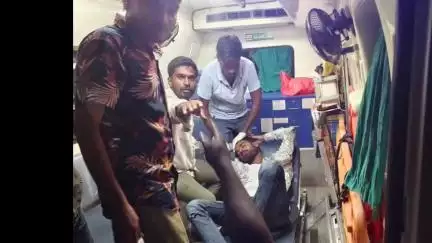 సిరిసిల్ల: పద్మనగర్ గ్రామంలో పాదాచారులను, ద్విచక్ర వాహనాన్ని ఢీ కొట్టిన ఓ కారు... పలువురికి తీవ్ర గాయాలు