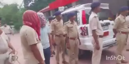 खुसरूपुर: खुसरूपुर पुलिस ने लोदीपुर गांव में छापेमारी कर तीन लोगों को दो देशी कट्टा, एक राइफल व 11 कारतूस के साथ किया गिरफ्तार