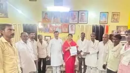 टोंक: जिला प्रमुख सरोज बंसल ने राजकीय आवास पर ग्राम पंचायत कचरावता के ग्रामीणों की समस्याएं सुनीं