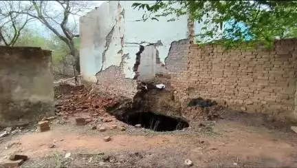 नौरोजाबाद: वार्ड वासी मौत के मुंह में जीने को मजबूर, कभी भी हो सकती है बड़ी दुर्घटना