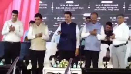 नागपूर शहर: वांजरा येथे स्वप्ननिकेतन सदानिकांची स्वप्न झाले साकार, मुख्यमंत्री देवेंद्र फडणवीस यांच्या हस्ते लाभार्थ्यांना किल्ली सु