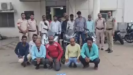 कोटा: चोरभट्ठी खुर्द तालाब के पास ताश पत्ती से पैसे का दाव लगाकर जुआ खेलते 14 जुआरियों को सकरी पुलिस ने किया गिरफ्तार
