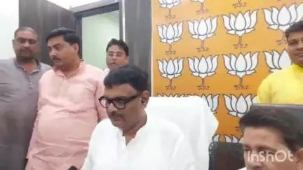 कन्नौज: UP सीएम के मक्के की फसल के हवाई सर्वेक्षण पर अखिलेश यादव के बयान पर भाजपा के पूर्व सांसद ने किया पलटवार