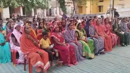 चांपा: कोसमंदा गांव में चांपा पुलिस ने सड़क सुरक्षा मितान और राहवीर योजना का आयोजन किया, सरपंच और उपसरपंच भी उपस्थित
