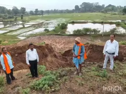 चांदवा: किसानों की शिकायत पर जनप्रतिनिधियों ने चटूआग बांध के मरम्मत कार्य का निरीक्षण किया