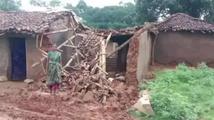 अल्बर्ट एक्का (जारी): जारी प्रखंड में बारिश से तीन मकान गिरे, वज्रपात से चार मवेशियों की मौत, मुआवजे की मांग
