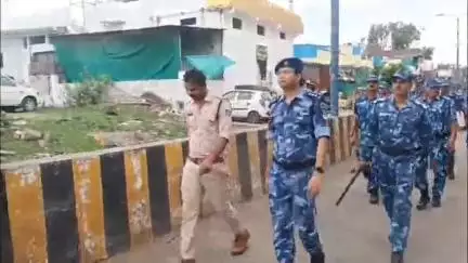 खंडवा नगर: मोघट थाना क्षेत्र में RAF द्वारा निकाला गया फ्लैग मार्च