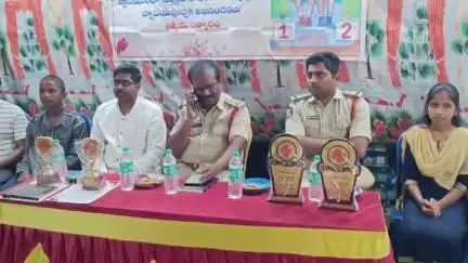 పలమనేరు: పదో తరగతి పరీక్షల్లో ప్రతిభ కనబరిచిన విద్యార్థులకు ప్రాఫిట్ షూ కంపెనీ ప్రోత్సాహక పురస్కారాలు అందజేత, పాల్గొన్న సీఐ, ఎస్ఐ