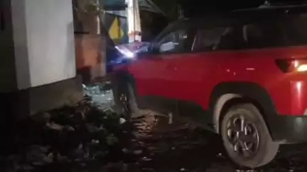 ചാവക്കാട്: ഒരുമനയൂരിൽ നിയന്ത്രണം വിട്ട കാർ വൈദ്യുതി പോസ്റ്റിലിടിച്ച് അപകടം