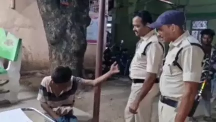 జగిత్యాల: జగిత్యాల జిల్లా కేంద్రంలో మద్యం మత్తులో ఓ యువకుడు శనివారం అర్ధరాత్రి సమయంలో వీరంగం  సృష్టించాడు.