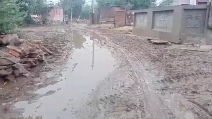 बिजौलिया: मांड्यारेडी में जलभराव से मुख्य मार्ग बाधितः कीचड़ जमा होने से ग्रामीणों को आने जाने में हुई परेशानी#Jan samasya