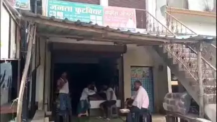 बिसवां: पहला चौराहे पर जूते-चप्पल की दुकान की पीछे की खिड़की तोड़कर घुसे चोरों ने ₹45 हजार की नकदी की चोरी