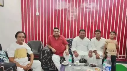 रफीगंज: बशारतपुर में राजद के वरिष्ठ नेता की तबीयत खराब होने पर पूर्व MLC अनुज कुमार सिंह ने ली हाल-चाल, विधानसभा पर चर्चा