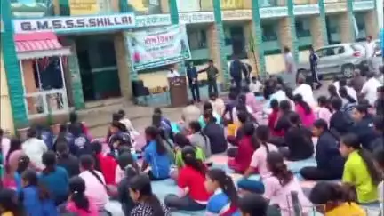 गवर्नमेंट मीडियम सीनियर सेकेंडरी स्कूल शिलाई में मनाया गया 11वां अंतरराष्ट्रीय योग दिवस, SDM शिलाई ने की शिरकत