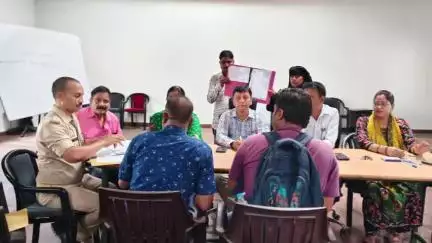 आज़मगढ़: एसपी हेमराज मीना के निर्देश पर नई किरण से रिश्तों में लौटी खुशी, 4 बिखरे परिवार फिर से जुड़े, कोर्ट का बोझ कम