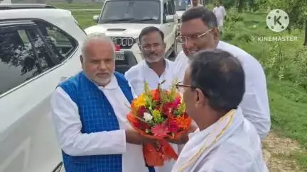 नवादा: नवादा पहुंचे बिहार सरकार के ग्रामीण विकास मंत्री श्रवण कुमार का कार्यकर्ताओं ने किया पुरजोर स्वागत