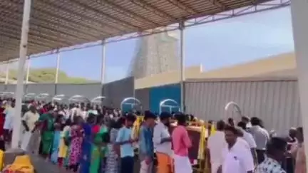 திருச்செந்தூர்: திருச்செந்தூர் முருகன் கோவிலில் விடுமுறை தினத்தை முன்னிட்டு அலை மோதிய பக்தர்கள் கூட்டம்