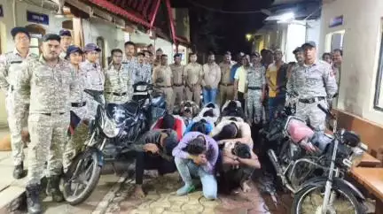 अकोला: रामदास पेठ पोलिसांनी एका गोदामातून १७ जुगारींना अटक; ४ लाख रुपये किमतीचा मुद्देमाल केला जप्त..