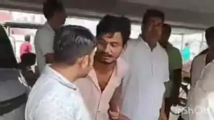 खगड़िया: रेडक्रॉस रोड पर कार्टून चोरी करते एक व्यक्ति पकड़ा गया, पुलिस को सौंपा, वीडियो वायरल