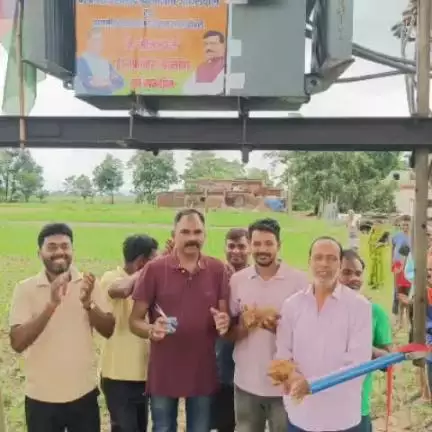 बरकागाँव: विधायक के सौजन्य से ग्रामीणों को मिला ट्रांसफार्मर, आजू नेता ने फीता काटकर किया उद्घाटन