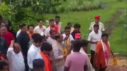 बरहेट: झारखंड के पूर्व सीएम रघुवर दास भोगनाडीह और सिमड़ा पहुंचे, शहीदों के वंशजों से मिले और जन चौपाल को संबोधित किया