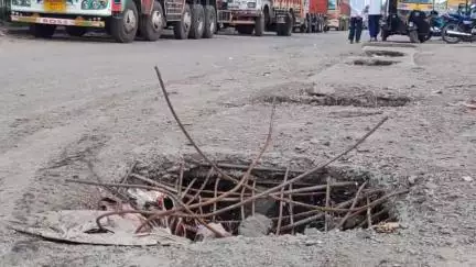 धुळे: मुंबई आग्रा महामार्ग चाळीसगाव चौफुलीवर अर्धवट गटारीच्या कामामुळे अपघाताचा धोका वाढला, नागरिक संतप्त! #Jansamasya