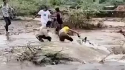 बूंदी: रील बनाने के चक्कर में युवा डाल रहे जान जोखिम में, बाइक सवार युवक को बहते बहते बचाया, लोगों ने किया रेस्क्यू