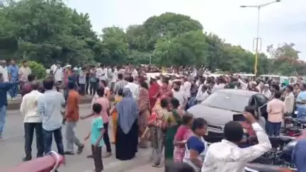 अतिक्रमणामुळे मुकुंदवाडीतील नागरिक आक्रमक, राजस्थानचे राज्यपाल हरिभाऊ बागडे यांचा ताफा अडवला