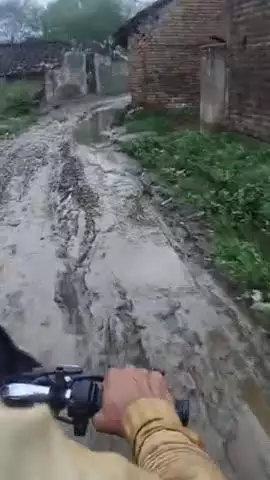 rod ka bura hal jagah jagah Pani bhra hua hai