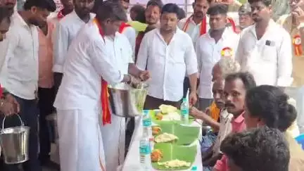 சின்ன சேலம்: கச்சிராயப்பாளையத்தில் தவெக தலைவர் விஜய் பிறந்த நாளை முன்னிட்டு சுமார் 2000 பேருக்கு வடை பாயாசத்துடன் உணவு வழங்கிய தவெகவினர்