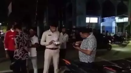 কোচবিহার ১: রবিবার সন্ধ্যায় সাগরদিঘির চত্বরে বিশেষ অভিযান পুলিশের, জরিমানা ৩০ টি মোটরসাইকেলে