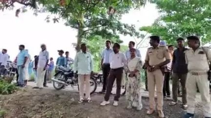 फुलवरिया: पेंदुला मिश्र गांव में प्रशासन की मौजूदगी में कोर्ट के आदेश पर काश्तकार को ज़मीन पर दिलाया गया कब्ज़ा