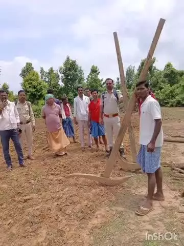 बस्तर: बस्तर जंगल में पेड़-पौधों को काटकर खेती कर रहे ग्रामीणों के हल और लकड़ी को वन विभाग एवं वन समिति ने किया ज़ब्त