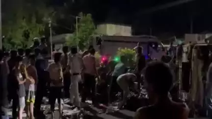 শান্তিপুর: শান্তিপুরের উদয়পুরের পেট্রোল পাম্পের কাছে উল্টে গেলো কলকাতাগামী আম বোঝাই লড়ি