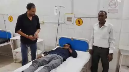 इटावा: पत्नी और ससुरालियों द्वारा दहेज एक्ट में फसाने की धमकी से डरकर युवक ने बस स्टैंड पर कीटनाशक दवा का सेवन किया