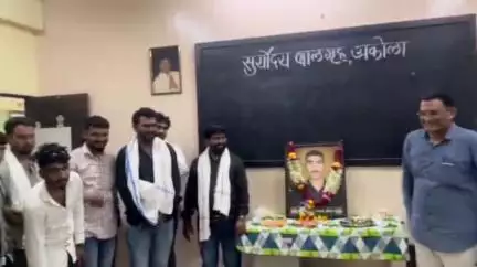 अकोला: जम्मू काश्मीर येथील शहीद प्रवीण जंजाळ यांच्या जयंतीनिमित्त सर्वोदय बालगृहात पुस्तक वाटून केली जयंती साजरी.