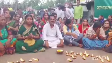 ସତ୍ୟବାଦୀ: ବିରୋଧି ଦଳ ନେତା ନବୀନ ପଟ୍ଟନାୟକଙ୍କ ଆଶୁ ଆରୋଗ୍ୟ କାମନା କରି  ସାକ୍ଷୀଗୋପିନାଥ ମନ୍ଦିର ସାମ୍ନାରେ ସତ୍ୟବାଦୀ ବିଜେଡ଼ିର  ଦୀପଦାନ