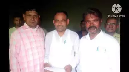 भिवानी: गांव खरक के ग्रामीणों ने विधायक कपूर वाल्मीकि को बस शेल्टर बनाने के लिए ज्ञापन सौंपा