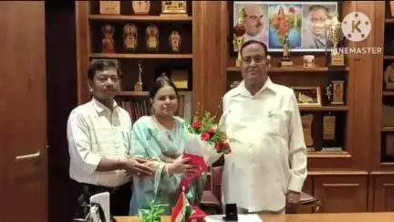 नगर पंचायत लवन की पूर्व अध्यक्ष ज्योतिलता मानिकपुरी ने पूर्व विधानसभा अध्यक्ष गौरीशंकर अग्रवाल से की सौजन्य मुलाकात